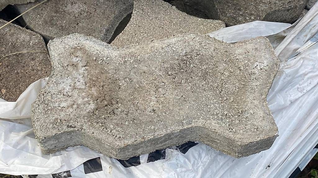 Steine & Dachziegeln: Pflastersteine aus Beton – Gebraucht aus Wilen b. Wollerau von pugna 1