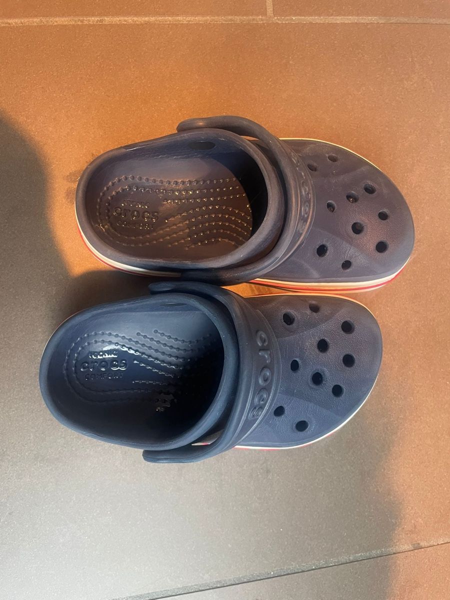 Crocs Scarpe per ragazzi: Coole Crocs Clogs, Grösse 22/23, Dunkelblau-perfekt! – Usato da Riniken venduto da mis_69lc