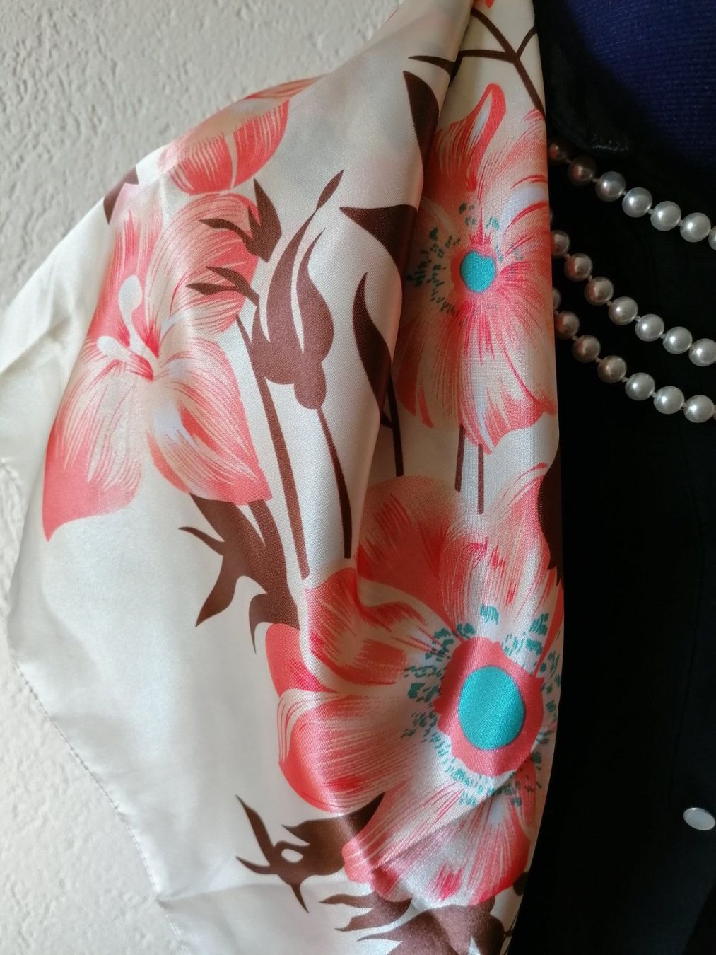 Foulards & écharpes: Schönes Seidentuch, Blumenmuster, apricot-creme – Neuf avec emballage d'origine à Zollikofen par Blackie 2
