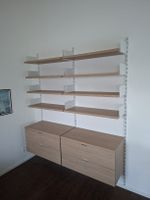 Wandregal aus mit Metallhalterungen (Regalraum)