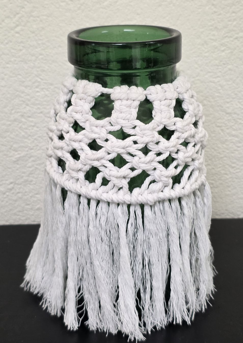 Tutte le decorazioni: Grünes Glas mit Makramee-Bezug, Boho-Deko, Handarbeit – Nuovo (secondo la descrizione) da Rheinsulz venduto da Gilea