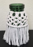 Grünes Glas mit Makramee-Bezug, Boho-Deko, Handarbeit