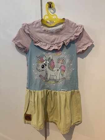  Zauberhaftes handgemachtes Einhornkleid in Grösse 122.