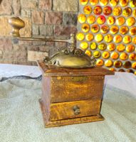 Antike Kaffeemühle aus Holz und Messing, Vintage Look