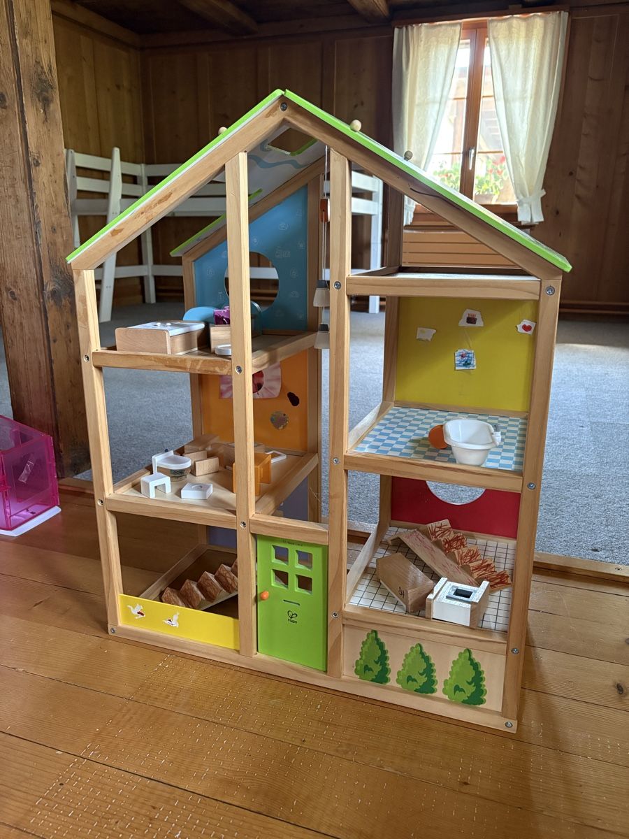 Puppenhäuser & -möbel: Hape Vier-Jahreszeiten-Haus – Gebraucht aus Belp von lohan09