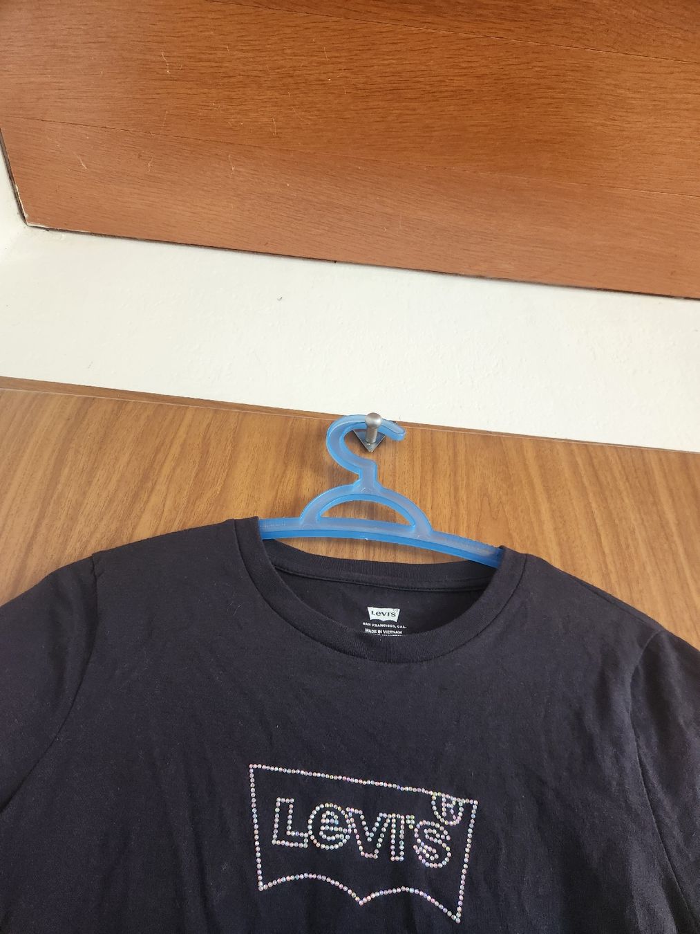 Levi's T-shirt: T-shirt Levi's noir S/CH avec strass  – Usato da Niedergösgen venduto da Eva2410 4