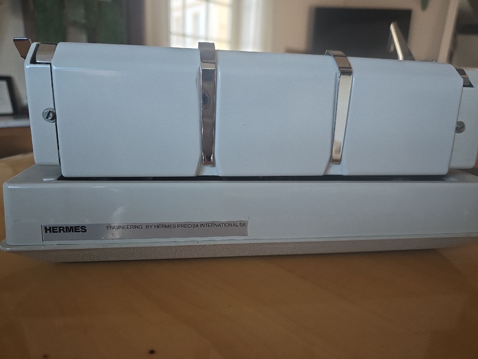 Hermès Macchine da scrivere: Hermes 3000 machine à écrire suisse avec valise originale – Usato da Neuchâtel venduto da Camille.2000 2