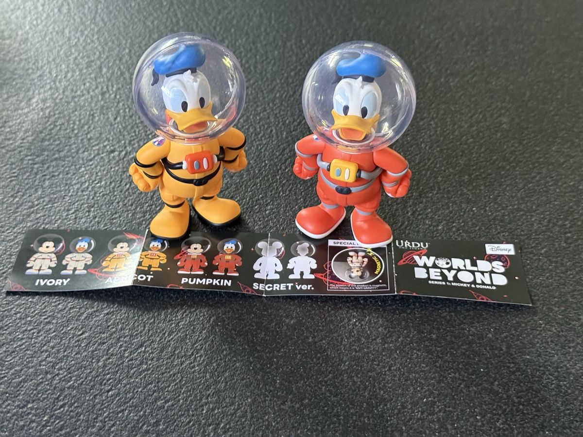 Disney Statuette: Disney - World Beyond 2x Donald Duck Spaceship – Nuovo (secondo la descrizione) da Uvrier venduto da sauma85