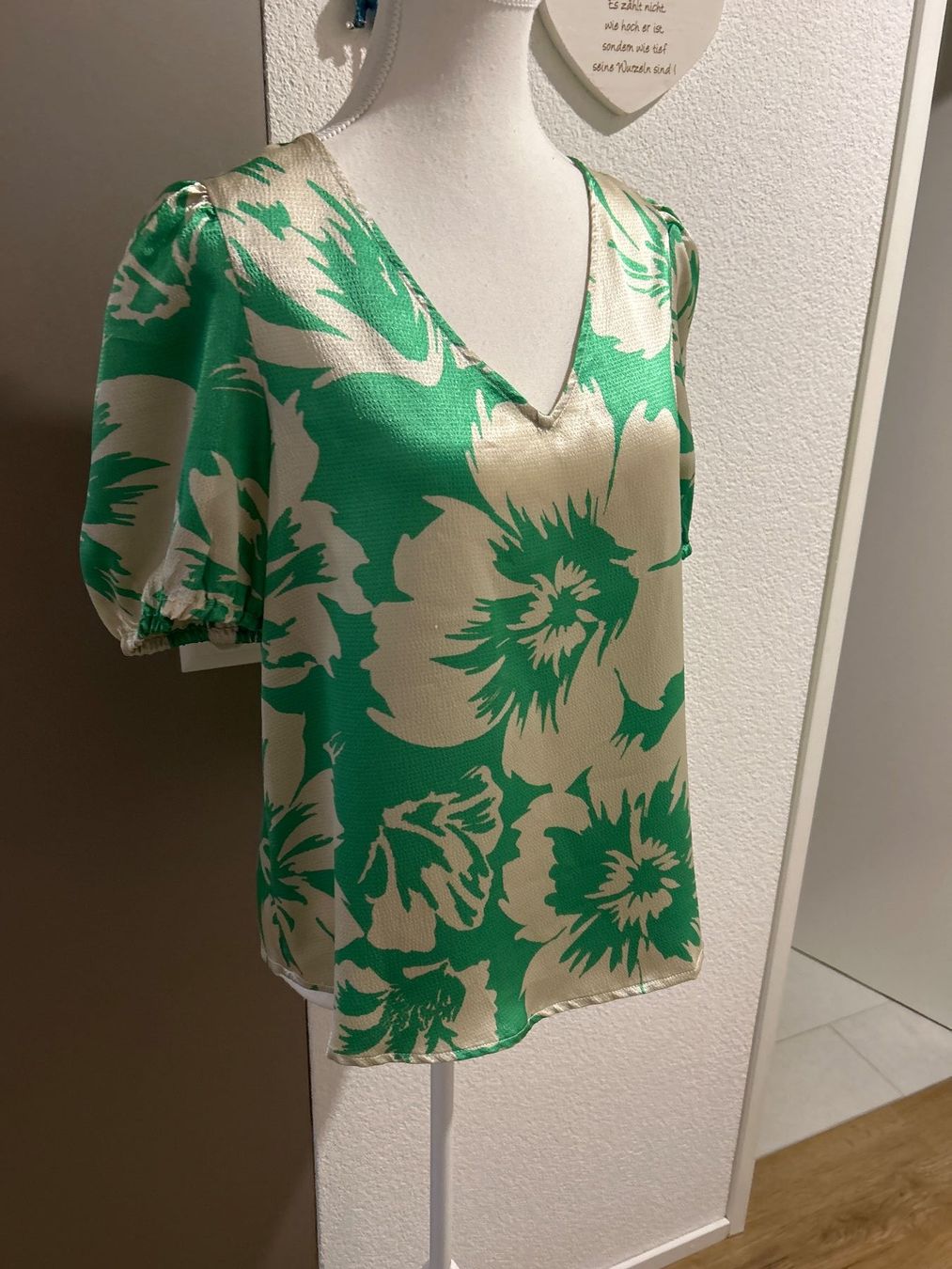 Vila Camicette: Shirt mit Blumenmuster von Vila Gr. 38 – Usato da Brunnen venduto da Nala2929 1