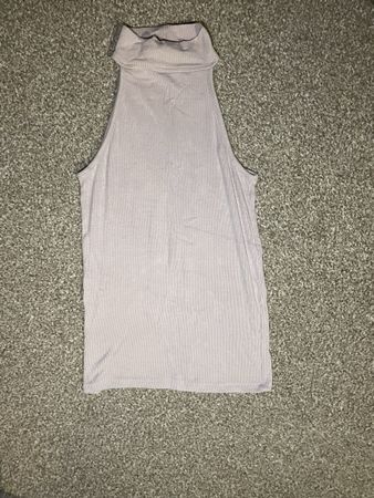 Top sans manches mauve clair, col montant