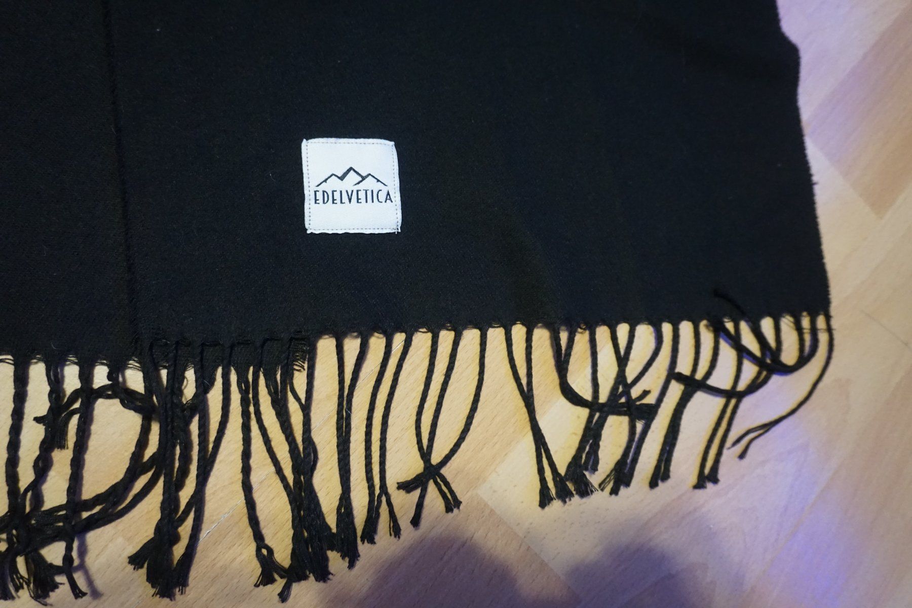 Foulard & Sciarpe: Schwarzer Edelvetica-Schal mit Fransen – Usato da Zürich venduto da einalemjena 1