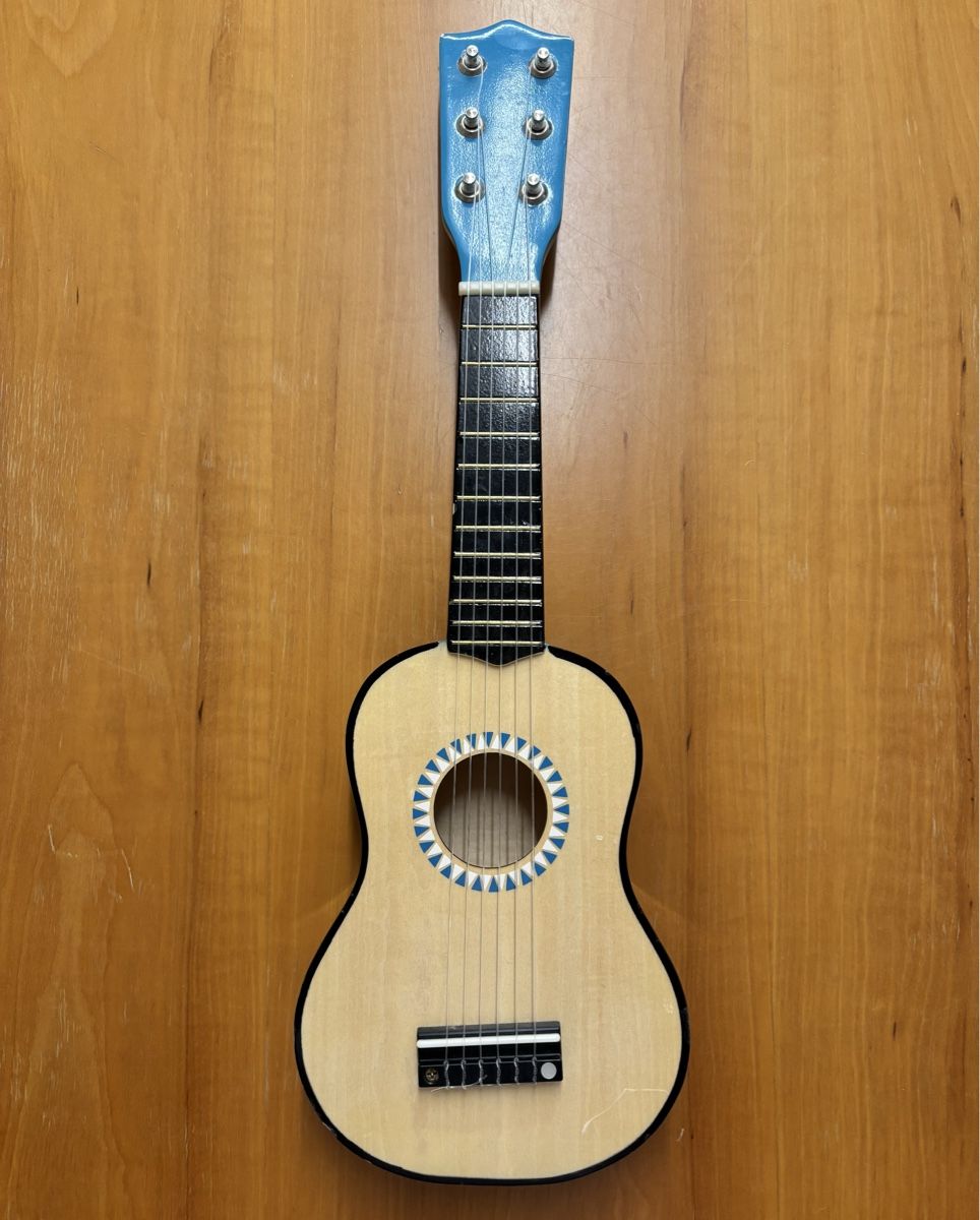 Instruments de musique: Ukulele / Gitarre Holz Hellblau Kinder | Gebraucht – D'occasion à Suhr par twt_gb7n