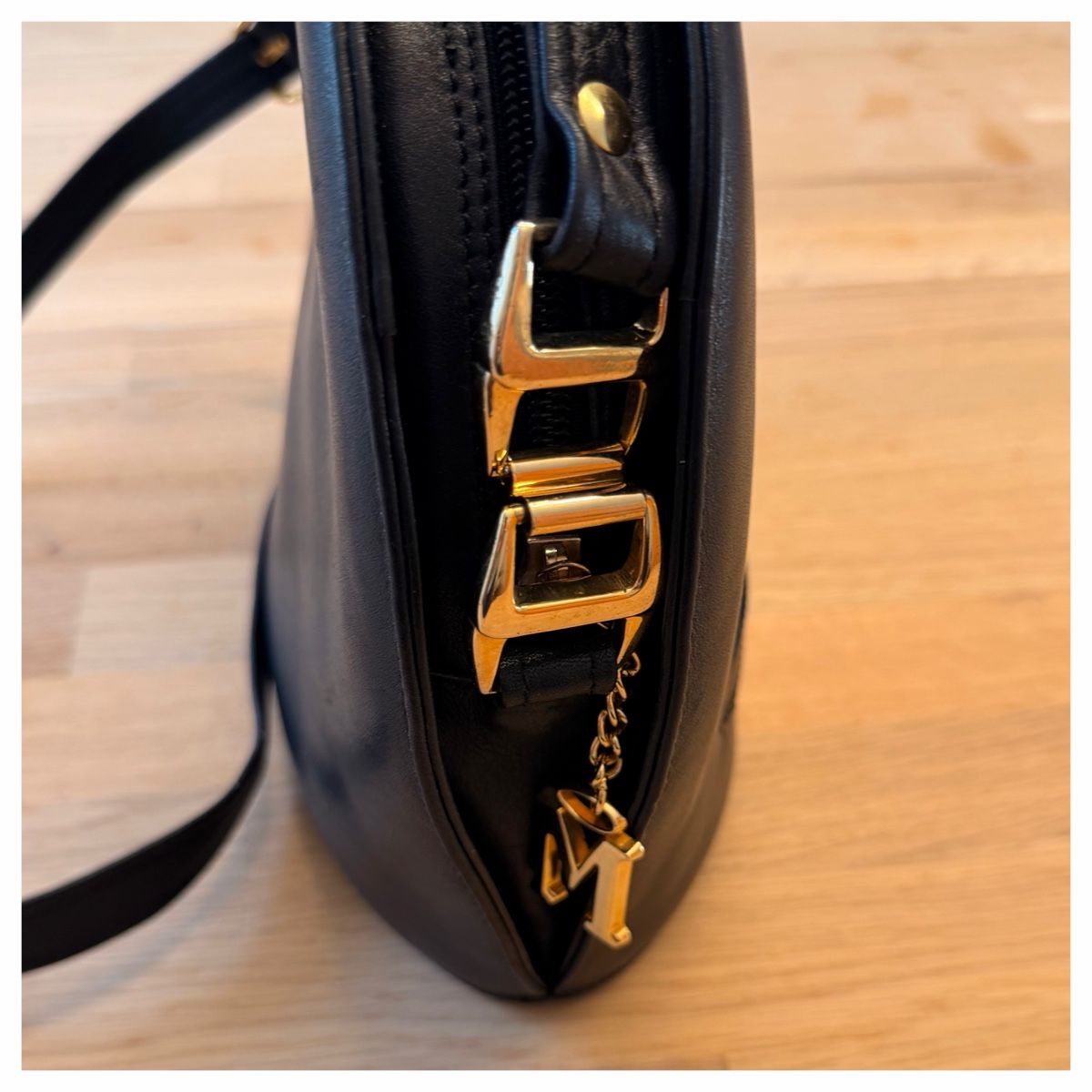 Taschen für Damen: Halbrund geformte Vintage-Umhängetasche – Neu (gemäss Beschreibung) aus Schlieren von RoPue 6