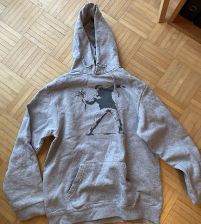 Grauer Kapuzenpulli mit Banksy - Motiv, Gr. M