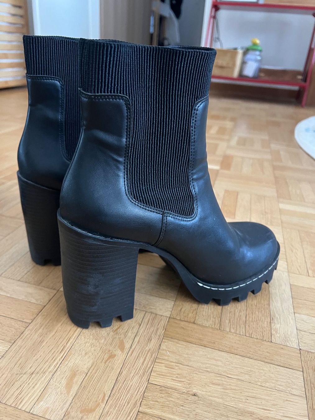 H&M Scarpe da donna: Bottines noires compensées – Usato da Vandoeuvres venduto da tif_nk52 2