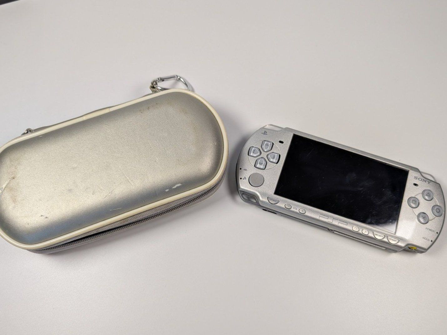 Sony Konsolen: Sony PSP 3006 Silver – Gebraucht aus Ostermundigen von TradeLab 2