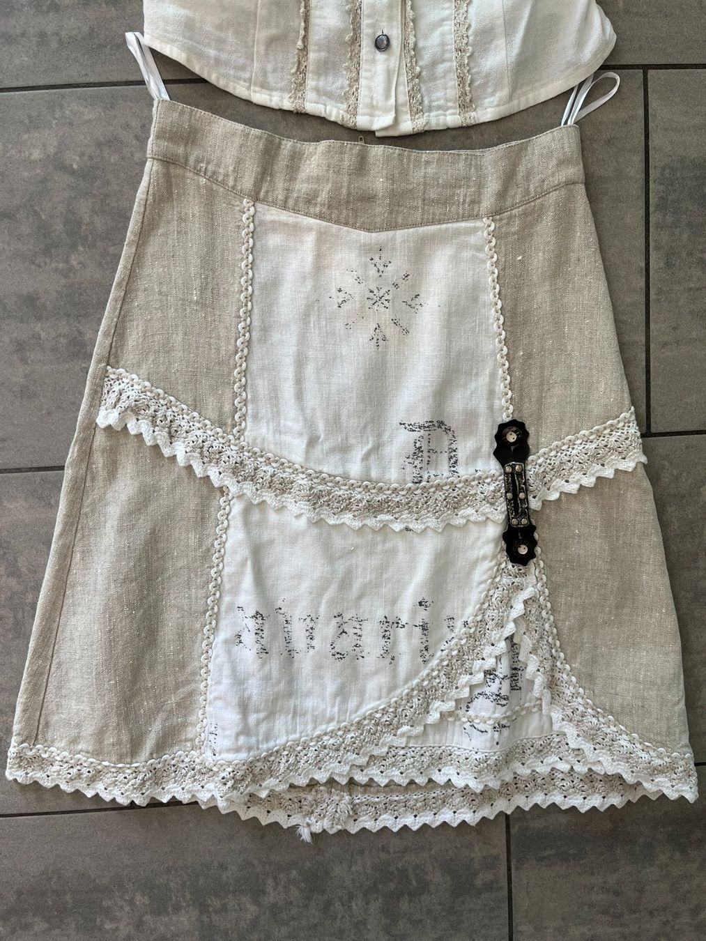 Costumi: OS Trachten Dirndl Set Beige Bluse + Rock – Usato da Otelfingen venduto da Denis_ZH 1