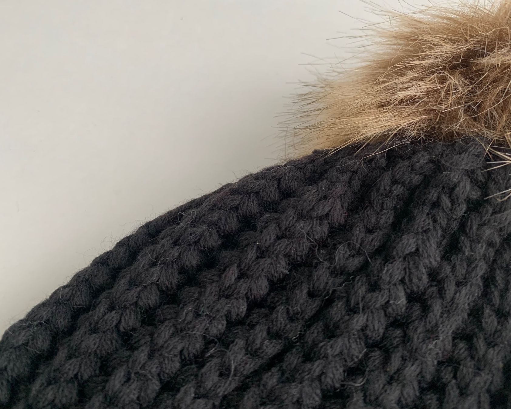 Hüte, Mützen & Caps: Schwarze Strickmütze mit Bommel Pesaro – Gebraucht aus Bern von Fraeuleinhonig 4