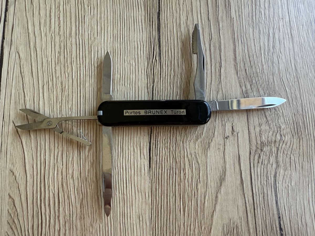 Victorinox Couteaux de poche: Victorinox Sackmesser mit Schere schwarz – D'occasion à Wettingen par Ni_la_lo 1