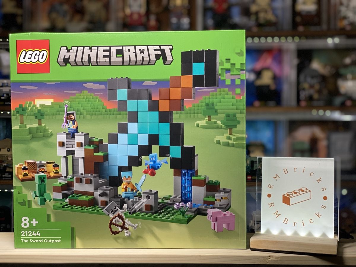 Lego Kit di costruzioni: LEGO Minecraft 21244 The Sword Outpost – Nuovo e nell'imballaggio originale da Appenzell venduto da RMBricks