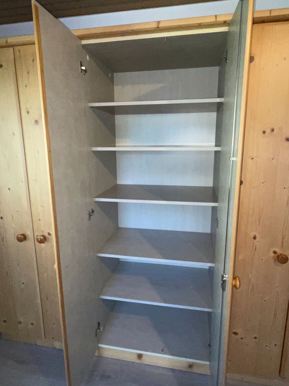Armadi: Kleiderschrank aus Holz – Usato da Schmerikon venduto da die_8b8m 2