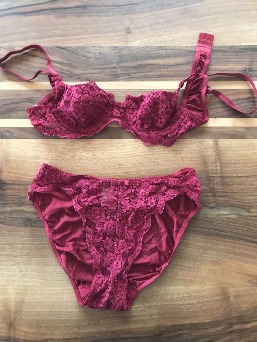 Altra biancheria intima: Dunkelrotes BH-Set Balconnet Slip – Usato da Alpnach Dorf venduto da marvo