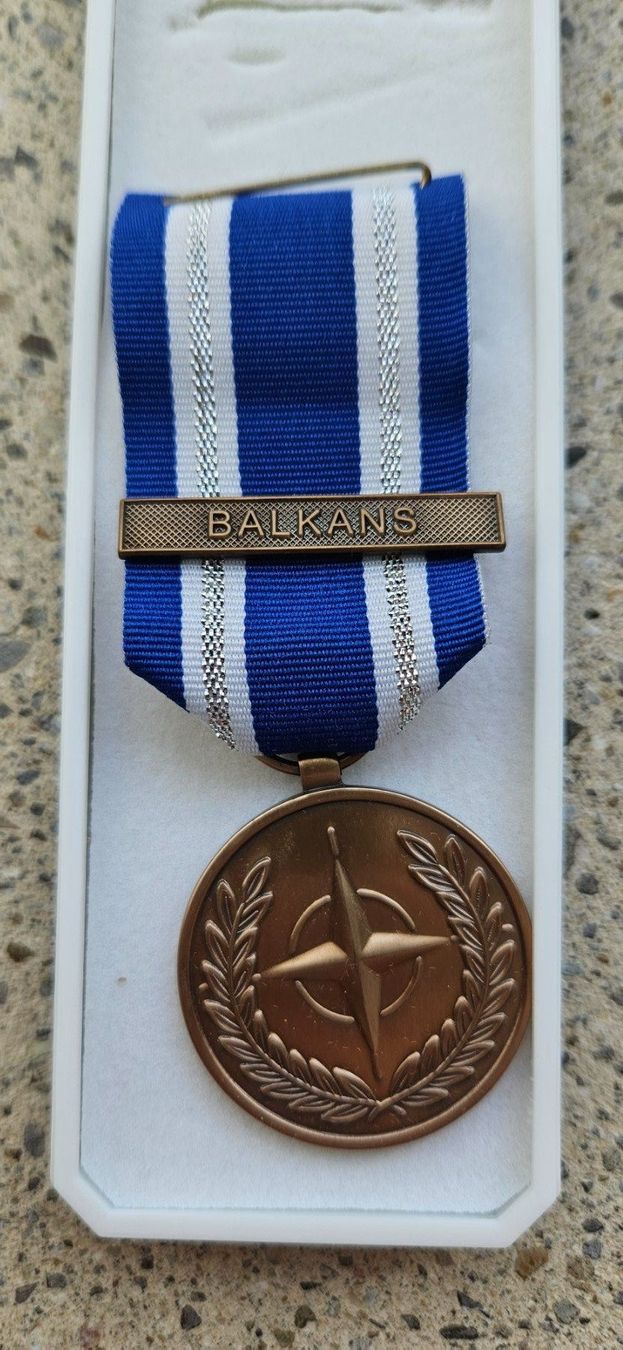 Schweizer Armee Placchette & Badge: *** Medaille Balkans Swisscoy Einsatz *** – Nuovo e nell'imballaggio originale da Riedholz venduto da fr_sIruP