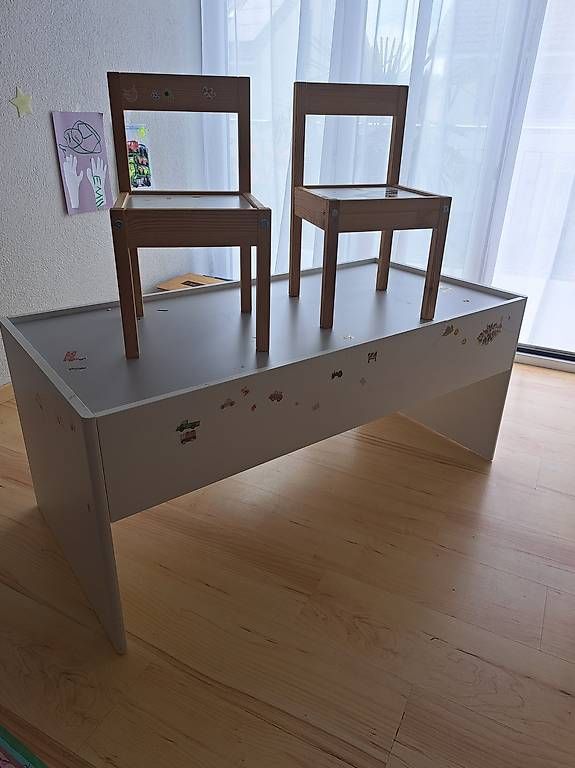 Set di tavolo e panche: Kindertisch mit zwei Stühlen – Usato da Strengelbach venduto da hialbela90