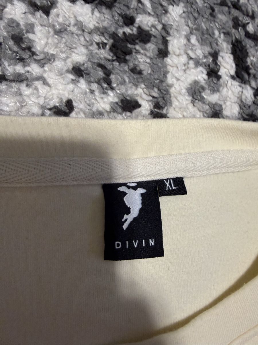 T-shirt: Divinbydivin cream T-shirt – Nuovo (secondo la descrizione) da Yverdon-Les-Bains venduto da fir_7srk 2