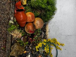 Rustikale Gartendeko: Amphore und Kugeln aus Ton