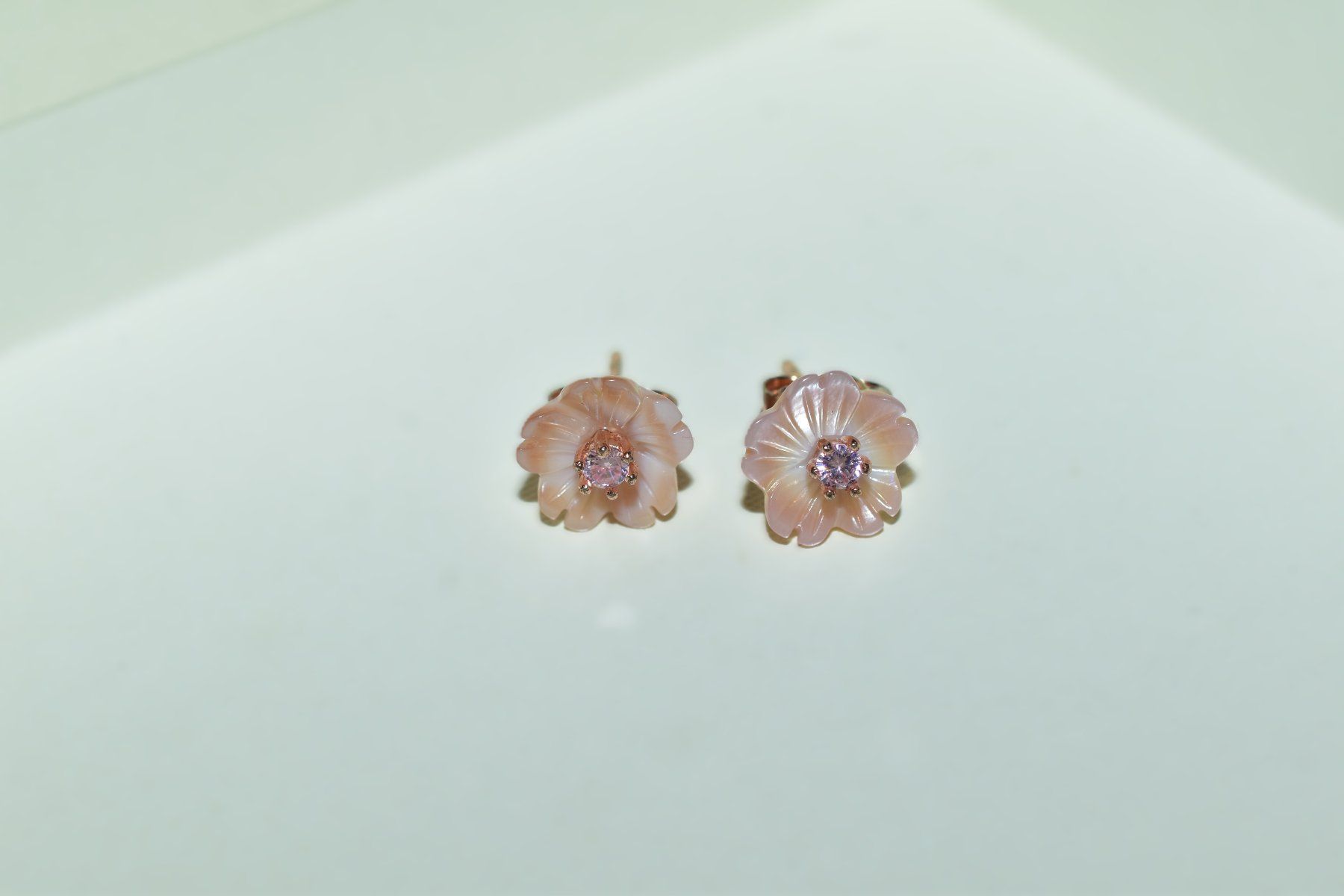 Orecchini pendenti & Orecchini a lobo: Blumenohrstecker mit rosa Stein, neu – Nuovo e nell'imballaggio originale da Laufen venduto da flowerfan