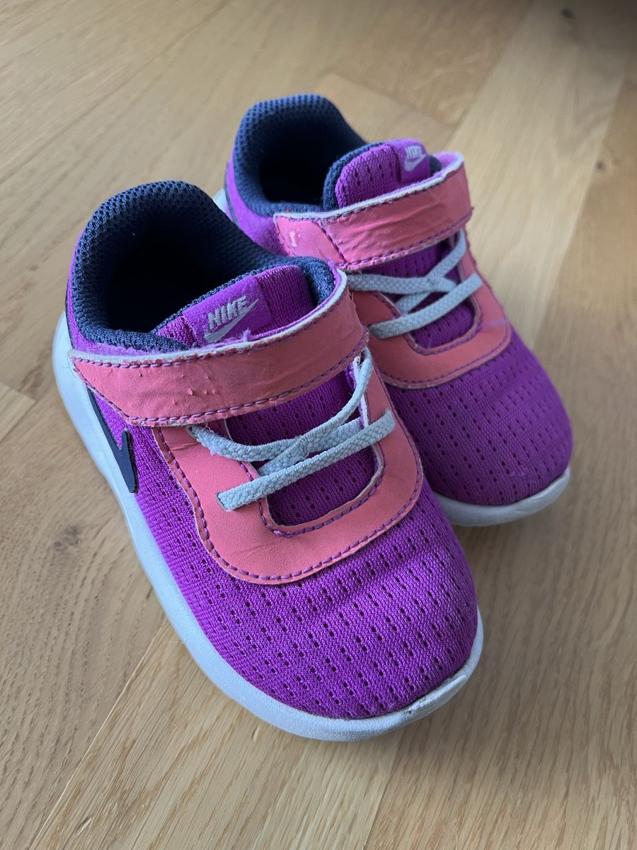 Nike Scarpe per ragazze: Nike Sneakers Kinder Schuhe Gr.23.5 – Usato da Root venduto da Kametaro