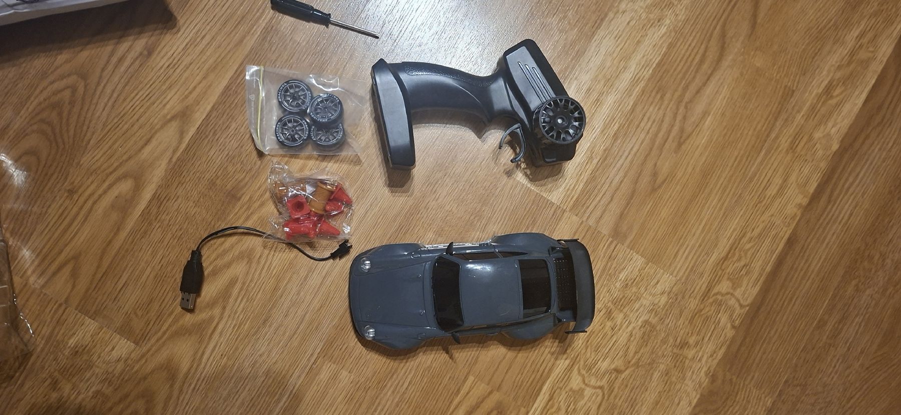 Modellismo RC: RC Drift Racing Auto 1:24 mit LED, 4WD – Usato da Ricken SG venduto da Oesti.ha 2