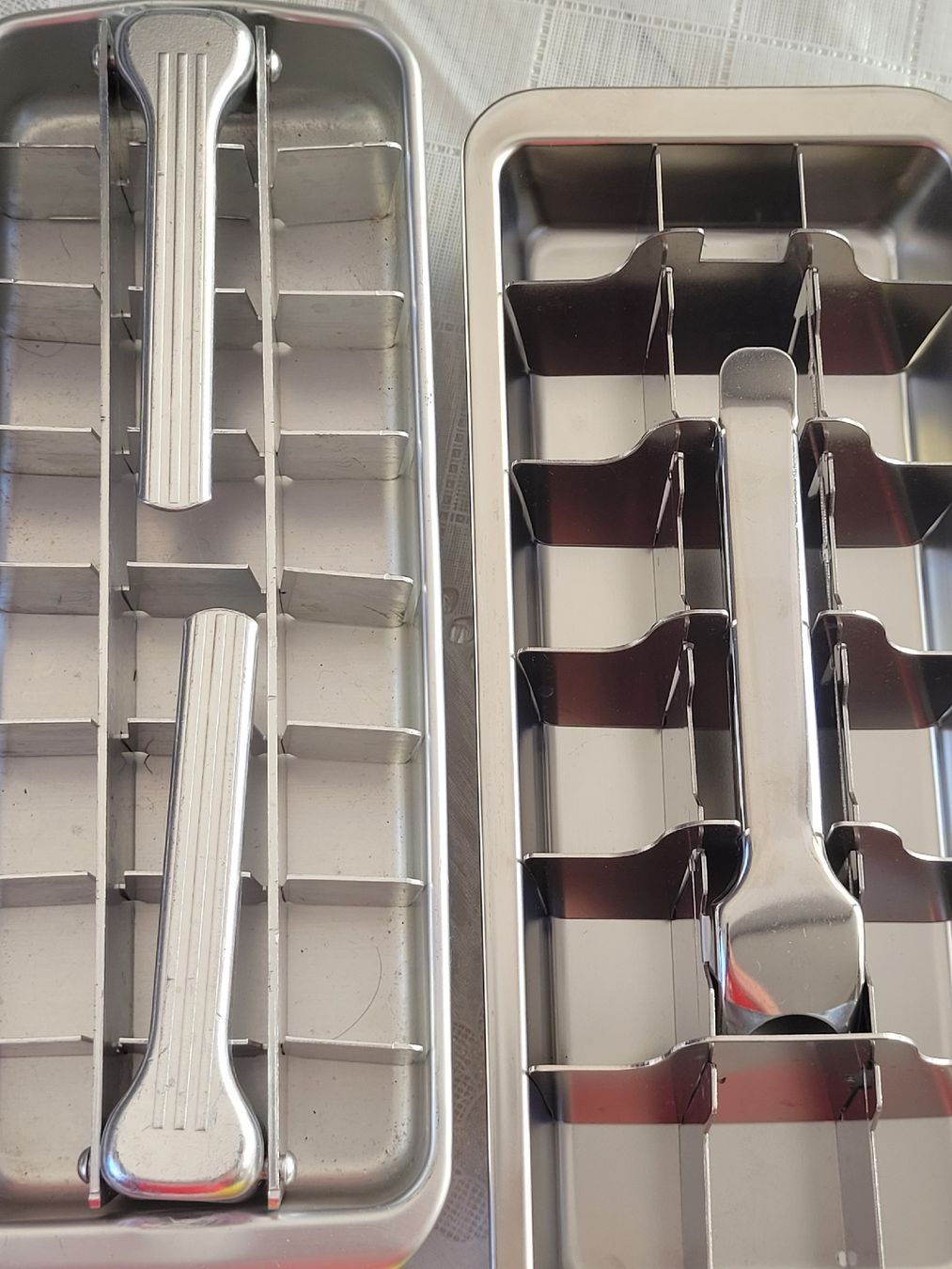 Elettrodomestici da cucina: 2 Eiswürfelbehälter Aluminium/Edelstahl  – Usato da Buttikon SZ venduto da Corendo 1