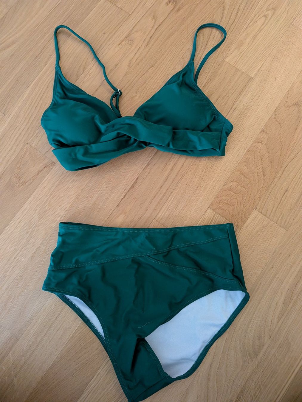 Badekleider & Bikinis: Bikini dunkelgrün Grösse S neu mit Etikett – Neu und originalverpackt aus St. Gallen von HannahIten