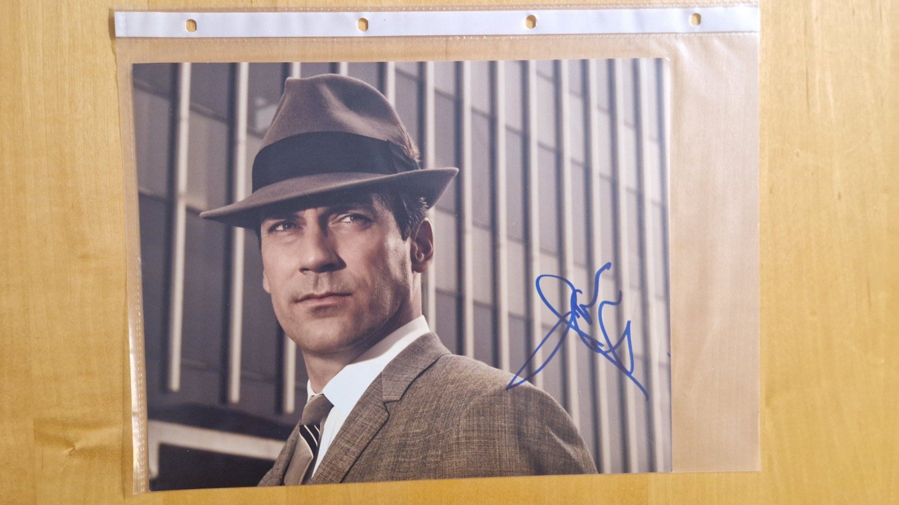 Autogramme: Jon Hamm, Original Autogramm auf Grossfoto in Farbe – Gebraucht aus Salmsach von Schusoa