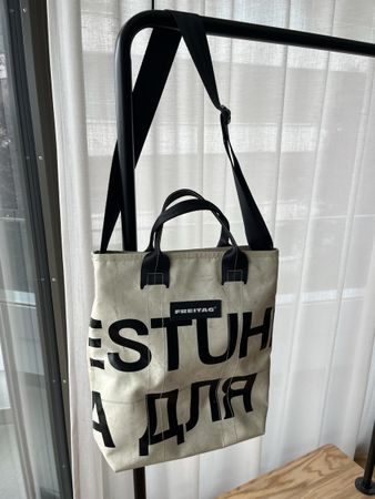 FREITAG Tasche / weiss-grau und schwarz beschriftet