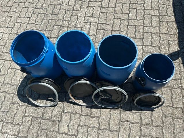 Accessoires: 4 blaue Kunststofffässer mit Deckel und Spannring – D'occasion à Mägenwil par Pwidi 1