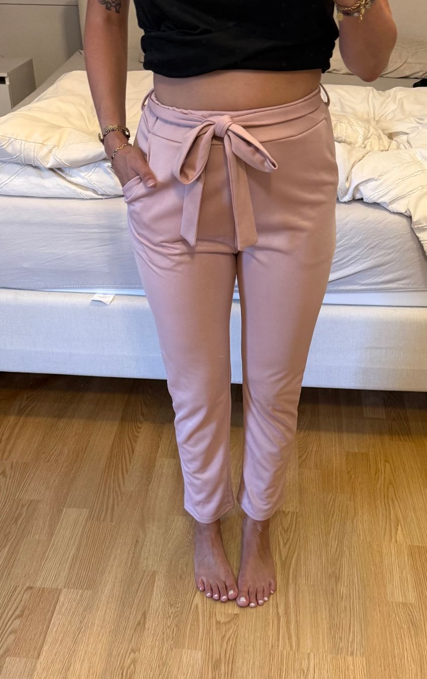Pantaloni: Rosa Stoffhose mit Gürtel  /  Grösse: 36 – Usato da Oberhofen Thun'see venduto da ClaudiaKelesh 1