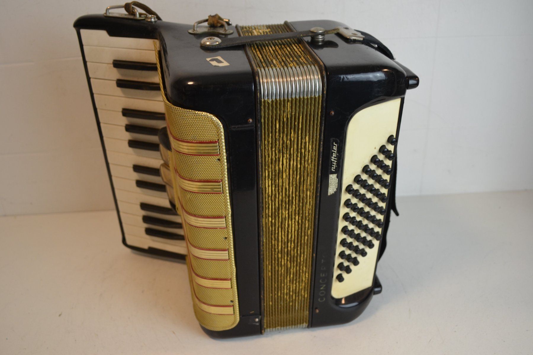 Hohner Musikinstrumente: Akkordeon chromatisch Hohner Concerto I – Gebraucht aus Zürich von Brockito 7