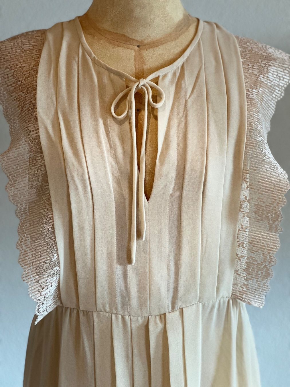 Sandro Vestiti: Sandro Kleid- Beige gr. 38 – Nuovo (secondo la descrizione) da Bern venduto da Marie_B21 2