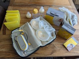 Medela Freestyle™ Hands breast pump with accessories & bags