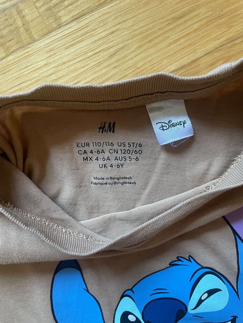 H&M Camicie, T-shirt & Polo: H&M Stitch T-Shirt hellbraun 116 – Usato da Clarens venduto da Lois86 1