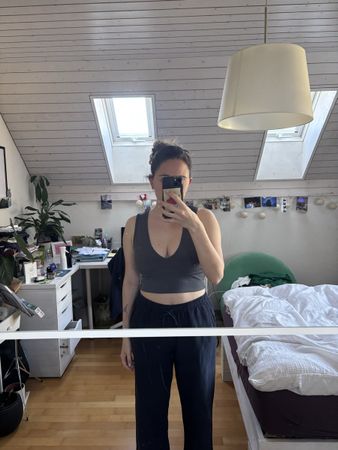 Grauer Top mit V-Ausschnitt, ideal für den Sommer!