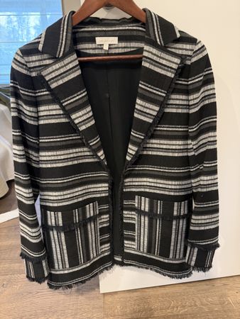 Chic Striped Jacket: Timeless Style, Perfect for Autumn!