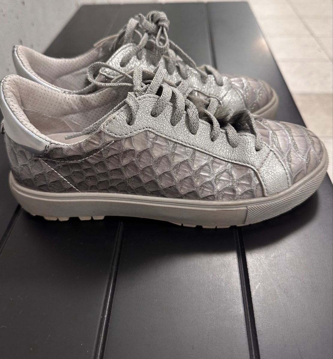 Scarpe da donna: Silberne Damen Sneakers mit Fell, Grösse 36 – Usato da Biberist venduto da dja_chx8 2