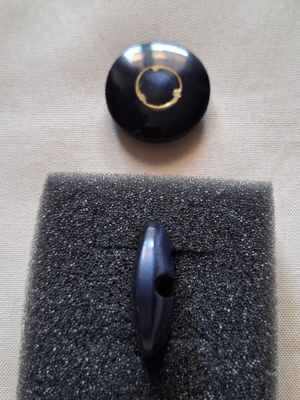 Bottoni: 2 Stück Knöpfe, schwarz- blau, 29 mm. – Usato da Dietikon venduto da Hirschkopf 3
