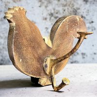 Ancien crochet mural en bois et bronze en forme de coq