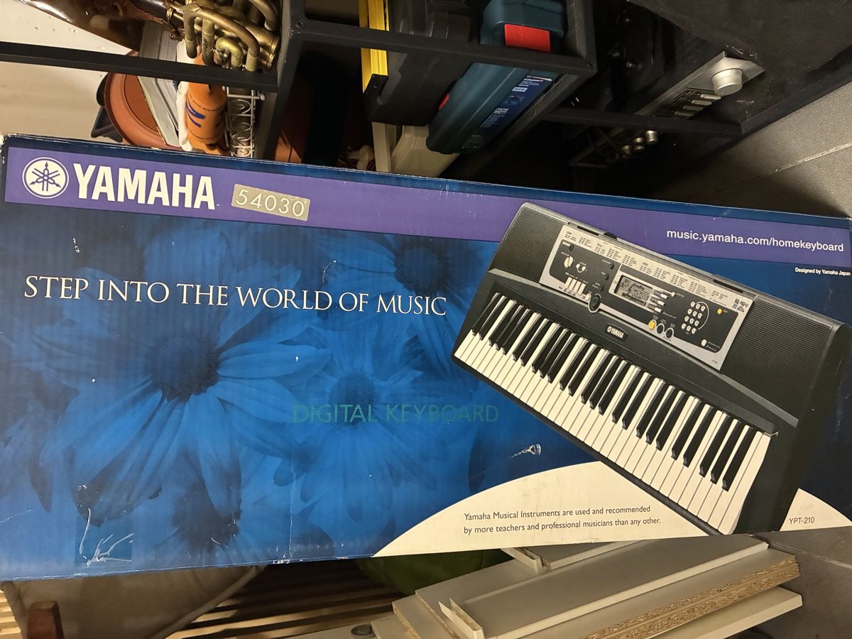 Yamaha Strumenti musicali: Yamaha 54030 digital keyboard – Nuovo e nell'imballaggio originale da St-Aubin-Sauges venduto da ric_ct55