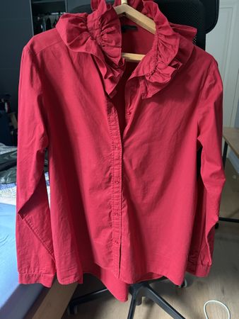 Maje Bluse Rot Grösse 3 mit Rüschenkragen